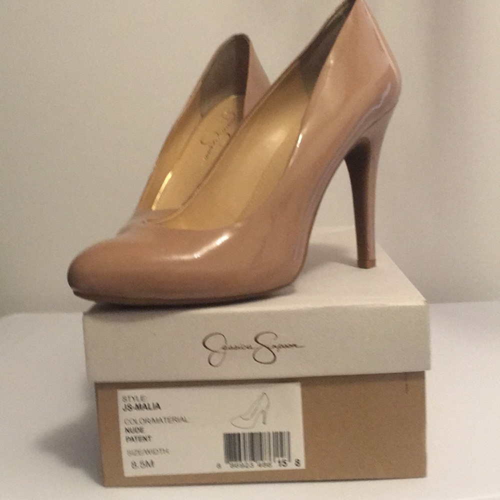 Nude pumps